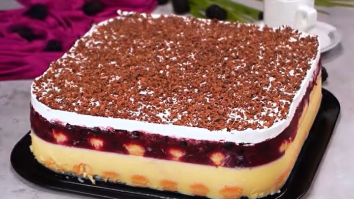 Piškotový dort s pudinkovým krémem a borůvkami