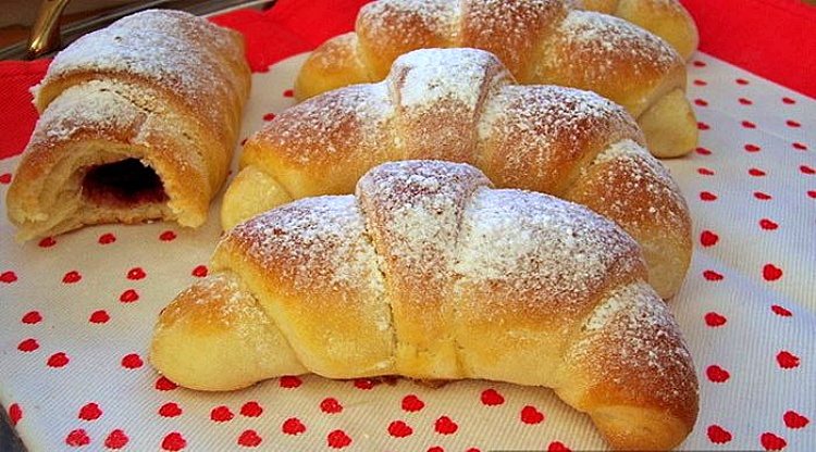 Plněné smetanové croissanty