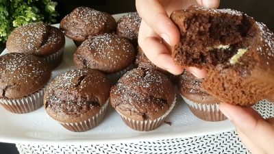 Kakaové muffiny plněné bílou čokoládou