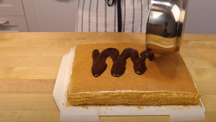 Medový dort s čokoládovou polevou