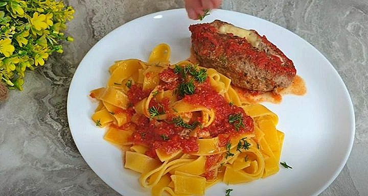 Masové karbanátky se sýrem a rajčatovou omáčkou