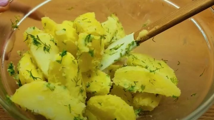 Pečené vepřové řízky s brambory a salátkem