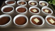 Kakaové muffiny plněné bílou čokoládou