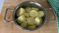 Smažené bramborové placky v těstíčku