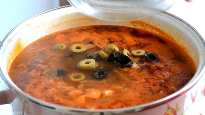 Kyselá polévka Soljanka s vepřovým masem a olivami
