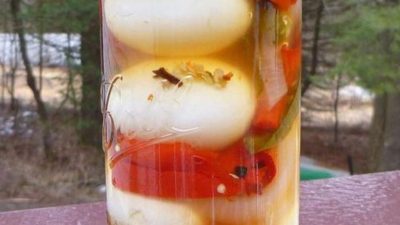 Nakládaná vejce v česnekovém nálevu