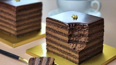 Luxusní vrstvený čokoládový dortík bez mouky