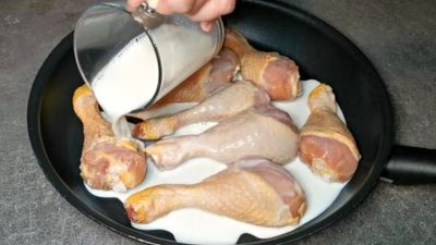 Kuřecí paličky vařené v mléce a smažené v kořeněném trojobalu