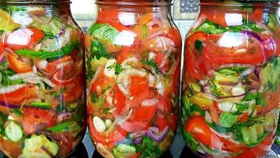 Zeleninový salát z rajčat, okurek, paprik a cibule