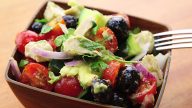 4 zdravé letní saláty se zeleninou, masem a vejci
