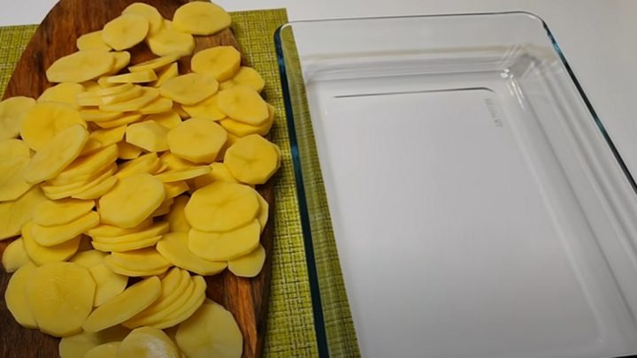 Zapečené brambory s kuřecím masem, smetanou a sýrem