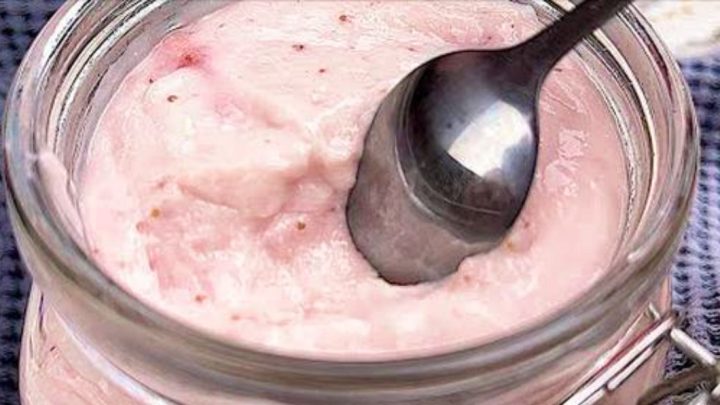 Domácí jahodový jogurt