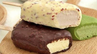 Domácí zmrzlina Magnum s příchutí vanilky, malin a matcha