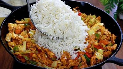 Smažená rýže s kuřecím masem a zeleninou
