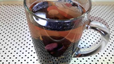 Detoxikační nápoj z černých rozinek