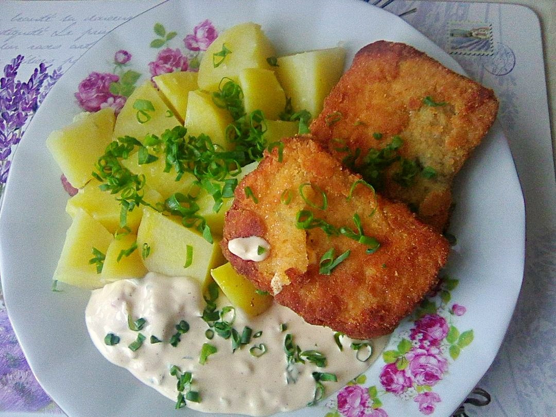 Smažená uzená niva s bramborem a domácí tatarskou omáčkou