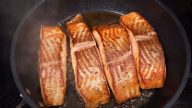 Filety z lososa ve smetanové omáčce s čerstvým špenátem