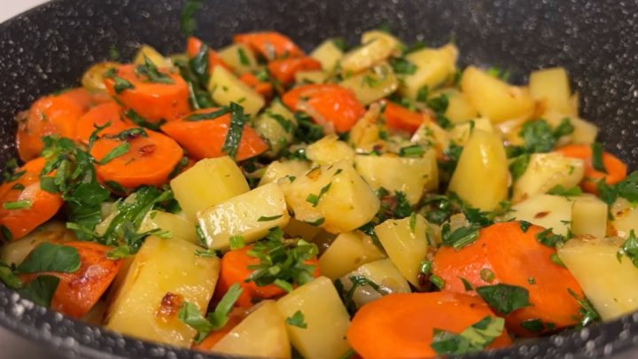Pečená kuřecí stehna s brambory a mrkví