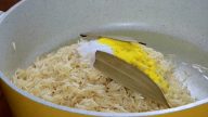 Smažená rýže s kuřecím masem a zeleninou