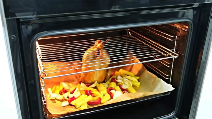 Trik na dokonalé pečené kuře se zeleninou