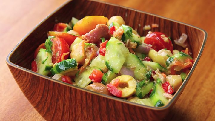 4 zdravé letní saláty se zeleninou, masem a vejci