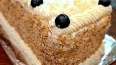 Vrstvený borůvkový dort s krémem z mascarpone a šlehačky