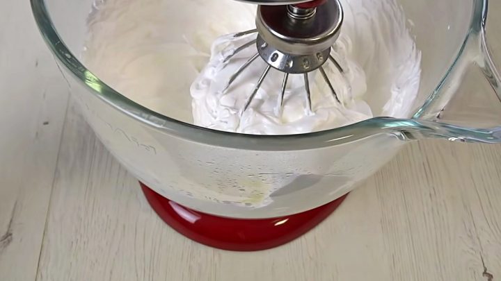 Trvanlivý italský máslový krém na dorty
