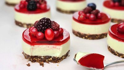 Vanilkové mini cheesecaky s želatinou a ovocem