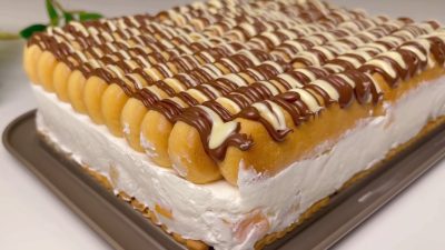 Nepečený dort s piškoty, krémem a ovocem