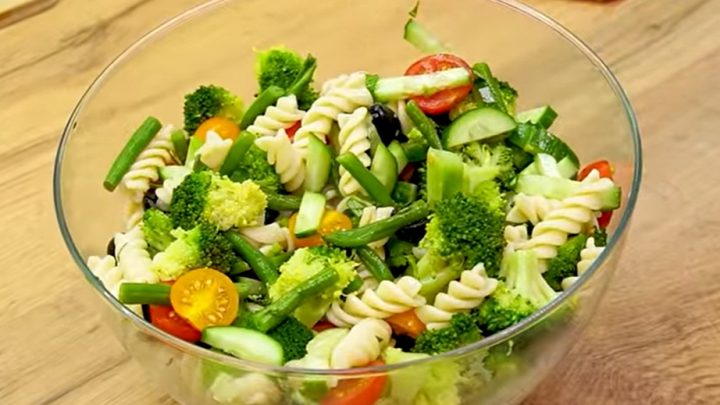 Těstovinový salát se zeleninou a sýrem feta