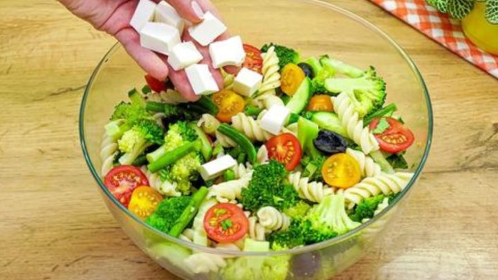Těstovinový salát se zeleninou a sýrem feta