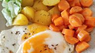 Dušená mrkev s restovaným bramborem a sázeným vejcem