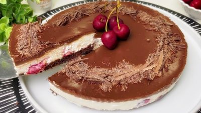 Třešňový dort se smetanovým krémem a čokoládou