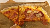 Nejlepší domácí pizza s okraji plněnými sýrem