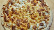 Pravá domácí sýrová pizza Quattro Formaggi a salámová pizza s olivami