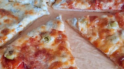 Pravá domácí sýrová pizza Quattro Formaggi a salámová pizza s olivami