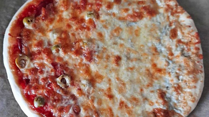 Pravá domácí sýrová pizza Quattro Formaggi a salámová pizza s olivami