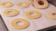 Donuty z listového těsta s krémem a jahodami