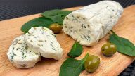 Domácí přírodní sýr se špenátem a olivami