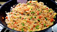 Smažená čínská rýže se zeleninou a vejci