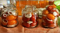 Zavařená rajčata s cibulí bez sterilace