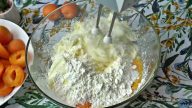 Meruňkový koláč s tvarohovým krémem a žmolenkou