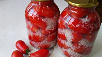 Jednoduchá nakládaná rajčata s česnekem