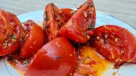 Rajčatový salátek s paprikovou omáčkou