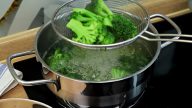 Brokolicové karbanátky s okurkovým dipem à la tzatziki