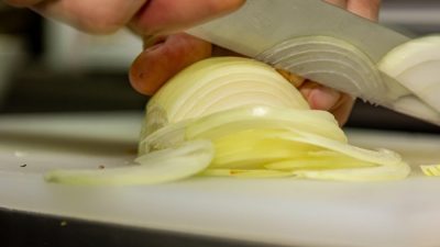 Jak nakrájet cibuli na jemné plátky – bez nože či elektrického sekáčku