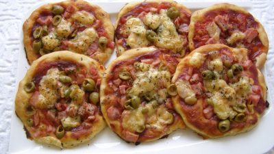 Minipizza se šunkou, sýrem a olivami