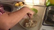 Mleté řízečky zapékané s bramborem a zakysanou smetanou