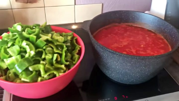 Pikantní paprikový salát v rajčatové omáčce na zimu