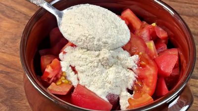 Polévka s rajčaty, houbami, zázvorem a míchanými vejci